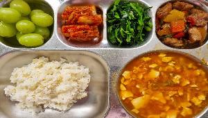 현미밥 ,김치순두부찌개 (5.9),순살안동식찜닭/납작당면 (5.6.13.15),비름나물무침 (5.6),배추김치 (9.13),애플청포도 
 ,